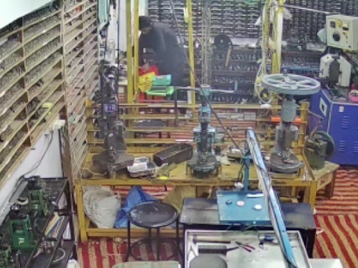 Crime: கோவையில் ரூ.50 லட்சம் மதிப்புள்ள ஒரு கிலோ தங்கம் திருட்டு - போலீஸ் விசாரணை