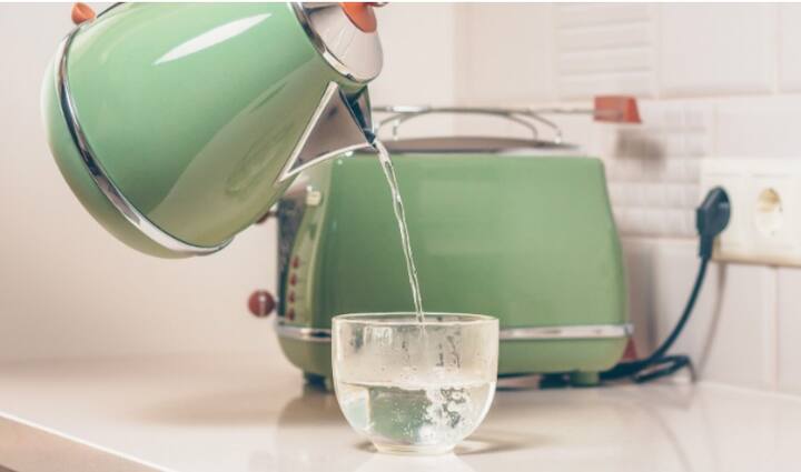 ਗਰਮ ਪਾਣੀ ਪੀਣ ਨਾਲ ਕਬਜ਼ ਦੀ ਸਮੱਸਿਆ ਦੂਰ ਹੁੰਦੀ ਹੈ। ਇਸ ਕਾਰਨ ਆਂਦਰਾਂ ਸੁੰਗੜ ਜਾਂਦੀਆਂ ਹਨ ਅਤੇ ਅੰਤੜੀਆਂ ਵਿੱਚ ਜਮਾਵ ਘੱਟ ਜਾਂਦਾ ਹੈ।