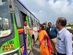 In Pics : काय सांगता! सुप्रिया सुळे थेट रस्त्यावर उतरल्या अन् वाहतूक सुरळीत केली