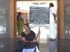 நெல்லை: மாநகராட்சி அலுவலகம் முன்பு திமுக பெண் கவுன்சிலர் பதாகையுடன் தர்ணா போராட்டம்