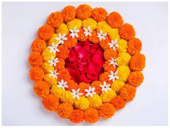 માત્ર ગલગોટાના ફુલોની માળાથી પણ આપ રંગોળી બનાવી શકો છો. આ બનાવવા માટે 5 મિનિટ જ લાગે છે અને ખૂબસૂરત લૂક પણ આપશે.