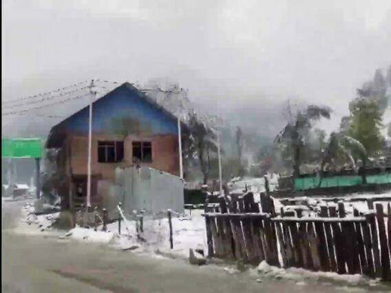 Snowfall In Kashmir: कश्मीर में हुई मौसम की पहली बर्फबारी, पहाड़ों ने ओढ़ी सफेद चादर, देखें तस्वीरें