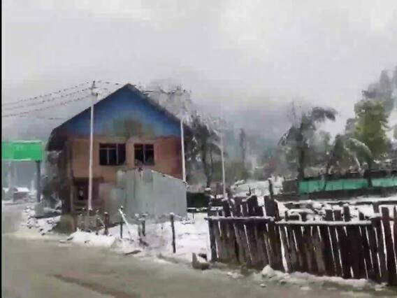 Snowfall In Kashmir: कश्मीर में हुई मौसम की पहली बर्फबारी, पहाड़ों ने ओढ़ी सफेद चादर, देखें तस्वीरें Snowfall In Kashmir: कश्मीर में हुई मौसम की पहली बर्फबारी, पहाड़ों ने ओढ़ी सफेद चादर, देखें तस्वीरें