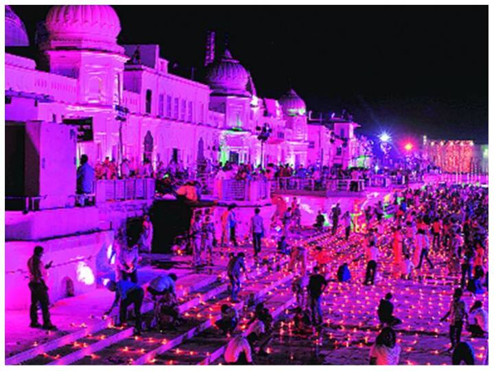 अयोध्या वासियों ने भगवान राम के आने की खुशी में दिए जलाए थे और एक दूसरे को मिठाइयां खिलाई थीं. तभी से दिवाली मनाई जाने लगी है.