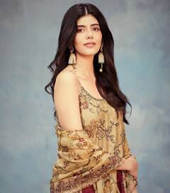 Sanjana Sanghi Photos: स्टायलिश ड्रेसमध्ये संजना संघीचा क्लासी लूक; पाहा फोटो!