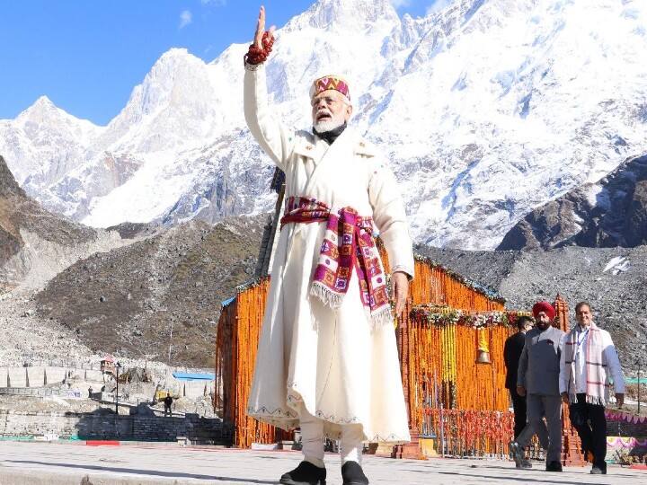 PM Narendra Modi at Baba Kedarnath in Special White Mountain Dress and Himachali Topi Know its Importance PM Modi in Kedarnath: पीएम मोदी की हिमाचली टोपी और पहाड़ी पोशाक का यह है नाम, जानिए- क्या है परिधान की खासियत
