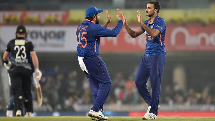 গত বছর আইপিএলে ভাল পারফর্ম করেও বিশ্বকাপে জায়গা পাননি হর্ষল। তবে এ বছর তিনি ভারতীয় স্কোয়াডে আছেন। ডেথ ওভারে বুমরার অনুপস্থিতিতে হর্ষল ভারতের বড় ভরসা।