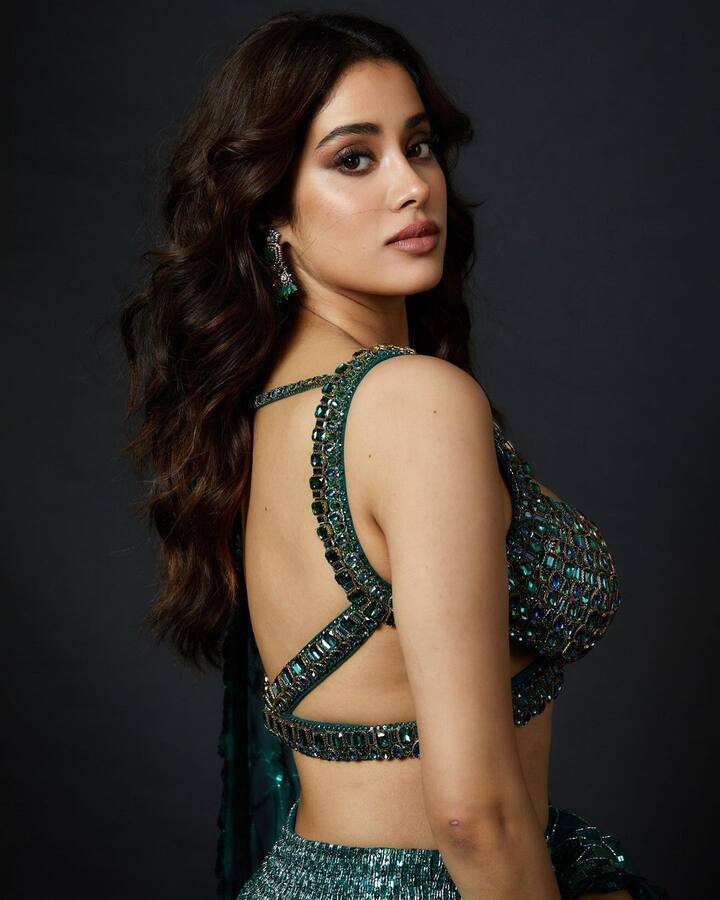 जान्हवीने या फोटोशूटसाठी शिमरी हिरव्या रंगाचा लेहेंगा परिधान केला आहे. तिच्या स्टायलिश ब्लाऊजने सर्वांचं लक्ष वेधलं आहे.(फोटो सौजन्य :janhvikapoor/इंस्टाग्राम)