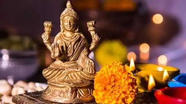 Diwali and dhanteras 2022 date daan donate these things for wealth and get blessing of maa laxmi Diwali and Dhanteras Daan: આ વસ્તુનું દાન કરવાથી પ્રસન્ન થાય છે લક્ષ્મીજી, ધનતેરસના દિને અચૂક કરો આ કામ