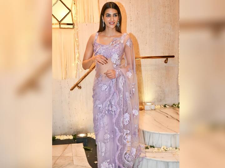 Kriti Sanon looks stunning in this mauve-coloured net saree at Manish Malhotra's Diwali bash. This Diwali you can too go for this trendy and stylish look inspired by her. (Image Source: Twitter)