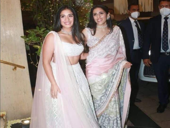 Manish Malhotra Diwali party Shloka Ambani  and Radhika Merchant twin in white peach outfits photos viral Manish Malhotra की दिवाली पार्टी में अंबानी खानदान की बहुएं छाईं, Shloka और राधिका व्हाइट-पीच ट्विनिंग में लगी गॉर्जियस