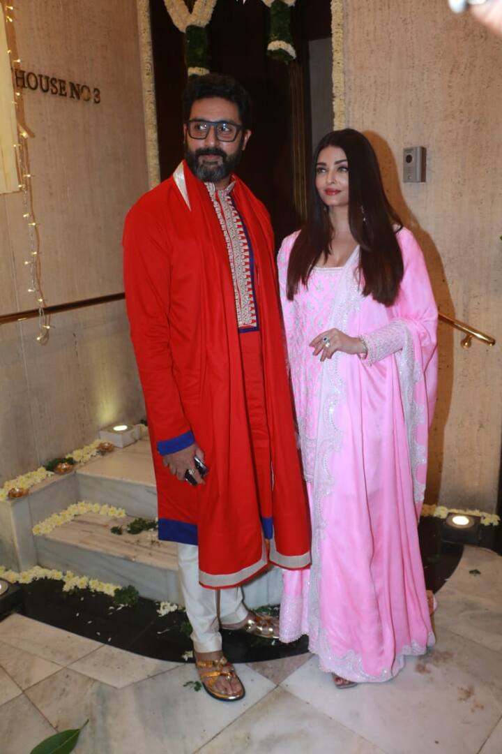 मनीष मल्होत्रा की दिवाली पार्टी के लिए ऐश्वर्या ने पिंक कलर का गरारा सूट पहना हुआ था जिस पर सिल्वर सीक्वेंस वर्क था. उन्होंने अपने बालों को खुला छोड़ा था. वे इस लुक में काफी खूबसूरत लग रही थीं. वहीं अभिषेक बच्च ने रेड कल के कुर्ते के साथ व्हाइट चूड़ीदार पहना हुआ था. अभिषेक भी इस इंडियन आउटफिट में जंच रहे थे,