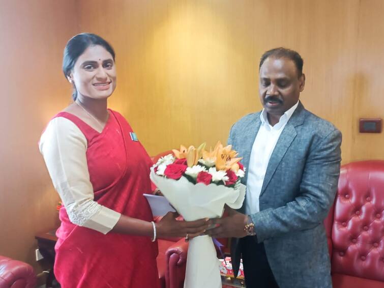YSRTP president Sharmila met CAG in Delhi. YS Sharmila : ఎస్ వివేకా హత్య కేసుపై షర్మిల కీలక కామెంట్స్ - ఢిల్లీలో ఆధారాలతో సహా ఫిర్యాదులు  !