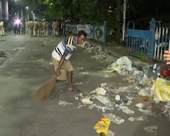 আন্দোলনের চিহ্ন চেষ্টা মোছার চেষ্টা! জমায়েত তুলে দিয়ে করুণাময়ীতে সাফ করা হল রাস্তা