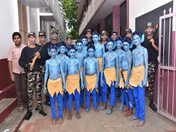 துப்பாக்கி ஏந்திய பாதுகாப்பு படையும், அவதாரும் மாறுவேட போட்டியில்.