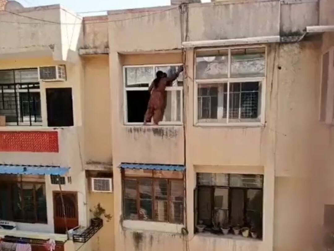 Viral Video Woman's Daredevil Window-Cleaning Act Stuns Internet Viral Video: కిటికీలు క్లీన్ చేయాలంటే ఇలా స్టంట్‌లు చేయాలా - వైరల్ వీడియో