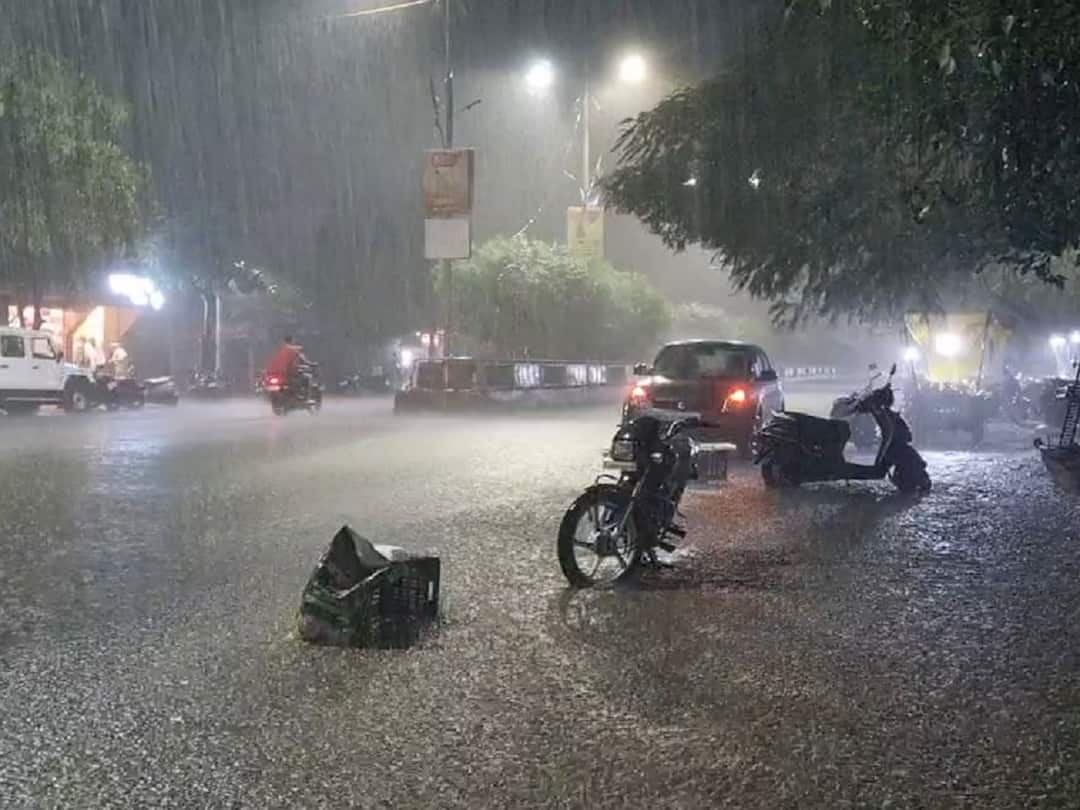 Heavy rain in Latur district, loss of soybean crop Latur Rain : लातूर जिल्ह्यात विजांच्या गडगडाटासह जोरदार पाऊस, सोयाबीनची रास लांबणीवर, दिवाळी सणावर पाणी