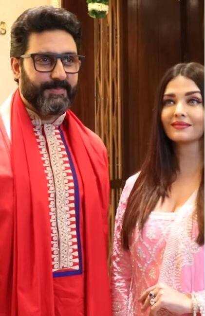 ऐश्वर्या राय बच्चन काफी सिंपल लग रही थीं लेकिन अपने इस लुक में भी वे काफी जंच रही थीं. वहीं अभिषेक रेड कुर्ते में अलग ही अंदाज में लग रहे थे.