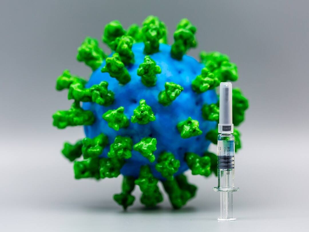 Covi shield: ”10 கோடி டோஸ் தடுப்பூசி காலாவதியாகிவிட்டது” - உற்பத்தியை நிறுத்திய சீரம் நிறுவனம்