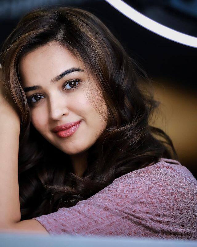 ప్రస్తుతం ఈ బ్యూటీ చేతుల్లో 'రావణాసుర', 'హరిహర వీరమల్లు' వంటి సినిమాలు ఉన్నాయి. (Photo Courtesy: Pujitha Ponnada Instagram)