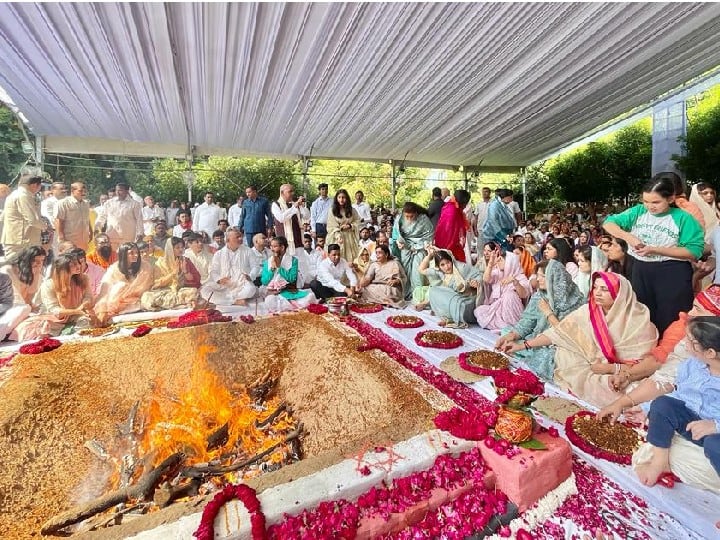 इस दौरान पूर्व मुख्यमंत्री और मुलायम सिंह यादव के बेटे अखिलेश यादव के साथ उनका पूरा परिवार एक साथ जुटा दिखा.