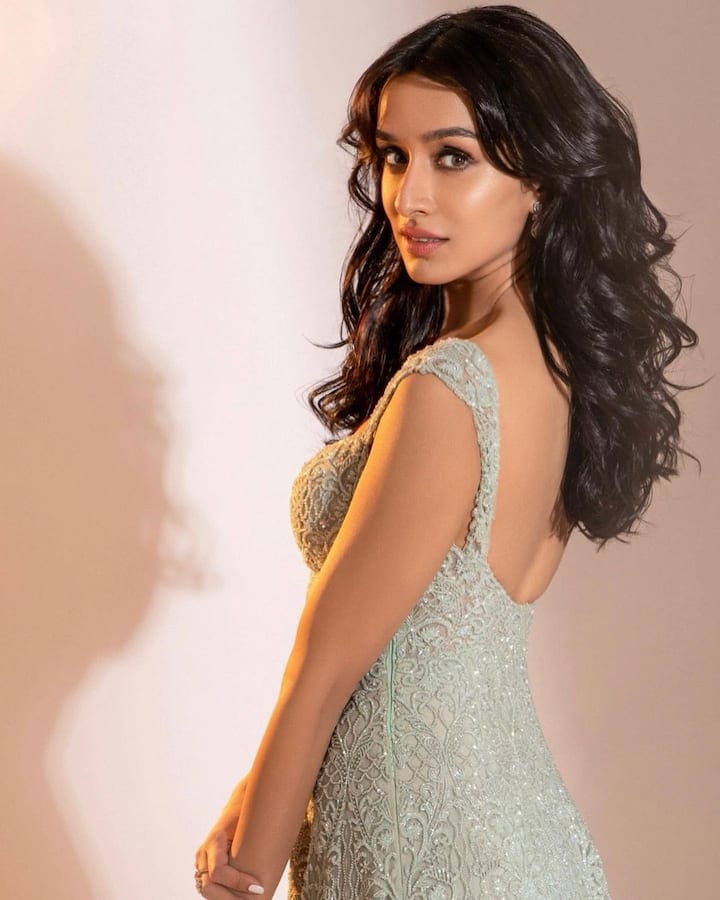 যেখানে দেখা গেল ঐতিহ্যবাহী মারাঠি ডিশ বানাতে হাত লাগিয়েছেন তিনি। খাবারের নাম 'শঙ্কর পালা'।