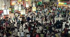 In Pics : पुणे स्टेशनवर घरी परतणाऱ्यांची मोठी गर्दी; इलेक्ट्रिक जीना बंद असल्याने प्रवाशांचे हाल