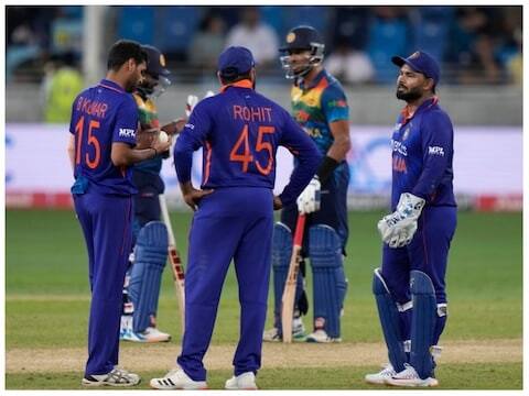 IND vs PAK T20 Records: આઇસીસી ટી20 વર્લ્ડકપ 2022 શરૂ થઇ ચૂક્યો છે. આવતીકાલથી સુપર 12ની મેચો શરૂ થઇ રહી છે, પરંતુ તમામની નજર 23 ઓક્ટોબરે રમાનારી ભારત અને પાકિસ્તાનની મેચ પર છે. ભારત અને પાકિસ્તાન વચ્ચેની મેચમાં કેટલાક ખાસ આંકડા અને રેકોર્ડ્સ અહીં છે. અત્યાર સુધી ભારત અને પાકિસ્તાન વચ્ચે 11 ટી20 ઇન્ટરનેશનલ મેચો રમાઇ છે, જેમાં સૌથી વધુ રન વિરાટ કોહલીએ ફટકાર્યા છે. જાણો ટૉપ-5 લીડ સ્કૉરર -