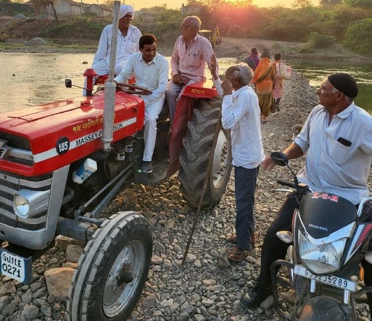 Gir Somnath Congress MLA Punja Vansh ride tractor in Umej village and meet people Gir Somnath : કોંગ્રેસના ધારાસભ્ય ટ્રેક્ટર લઈ ઉમેજ ગામે આવતાં લોકોમાં ભારે આશ્ચર્ય