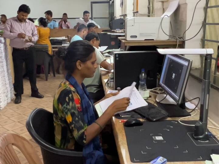 कारण समाजात तृतीयपंथीयांना पाहण्याचा दृष्टिकोन चांगला नसल्याने तिला नोकरीसाठी खूप खस्ता खाव्या लागल्या. पण तिला कोणीच नोकरी दिली नाही.
