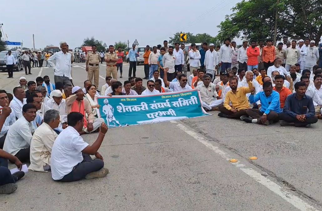 Parbhani Farmers : पिक विम्यासह नुकसान भरपाईसाठी शेतकरी आक्रमक, परभणी-गंगाखेड राष्ट्रीय महामार्ग रोखला