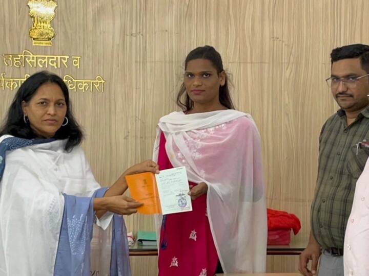 यावेळी आलियाचा तहसील कार्यालयाशी संबंध आला होता. यावेळी वसईच्या तहसीलदार उज्वला भगत यांना माहिती मिळाली की आलिया ही उच्चशिक्षित असून तिला काम करण्याची इच्छा आहे.