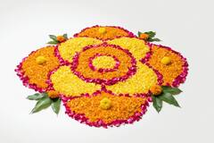 Flower Rangoli: રંગોળી બનાવવાનો સમય ન હોય તો ફટાફટ ફૂલોથી બનાવો આવી સુંદર રંગોળી