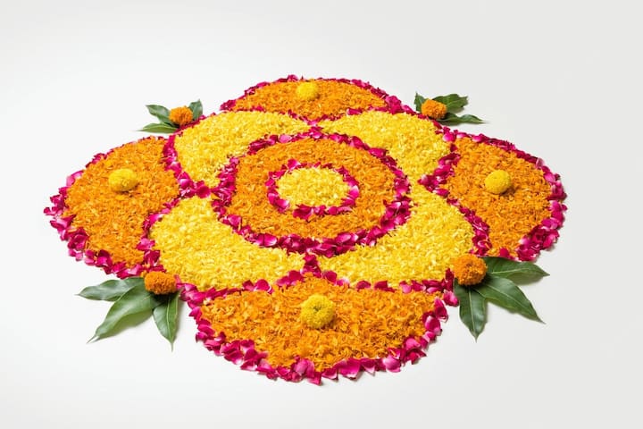 Flower Rangoli Design: જો દિવાળી પર રંગોળી બનાવવાનો સમય ન હોય તો તમે ફટાફટ ફૂલોથી રંગોળી પણ બનાવી શકો છો. મેરીગોલ્ડ ફૂલો અને પાંદડાઓની રંગોળી ખૂબ જ સુંદર લાગે છે.