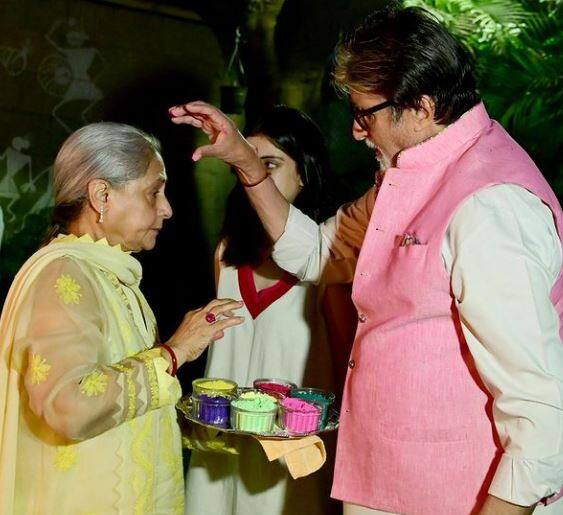 अमिताभ बच्चन (Amitabh Bachchan) और जया बच्चन (Jaya Bachchan) की शादी को लगभग पांच दशक हो चुके हैं. लेकिन इतने सालों बाद भी दोनों का रिश्ता काफी स्ट्रान्ग है और ये फैंस के लिए एक शानदार उदाहरण भी है.