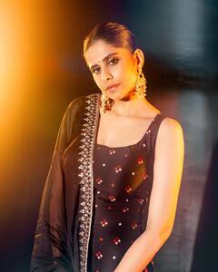 PHOTO : दिवाळी पार्टीसाठी सजल्या बॉलिवूडच्या ‘परमसुंदरी’; काळ्या रंगाच्या ड्रेसमध्ये शोभून दिल्या सई अन् क्रिती