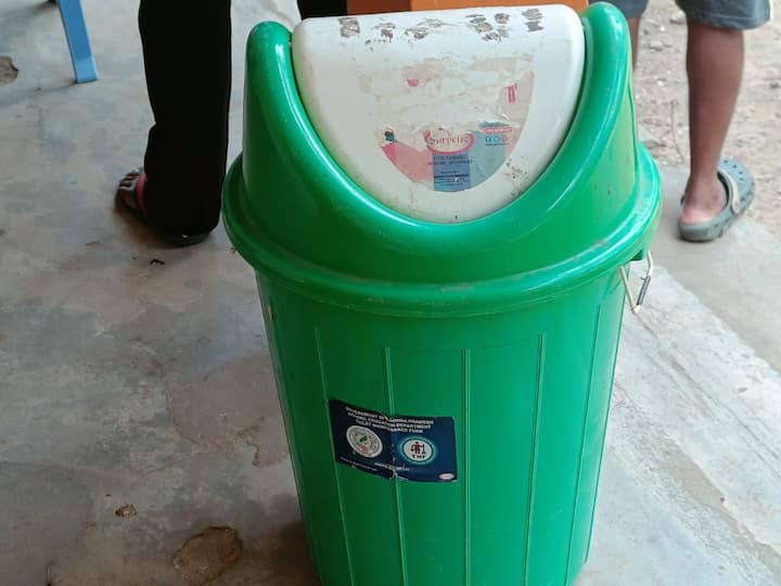 A teacher put a student in a dustbin in Ambedkar Konaseema district అల్లరి చేస్తున్నాడని విద్యార్థిని డస్ట్‌బిన్‌లో పెట్టిన టీచర్- అంబేద్కర్‌ కోనసీమ జిల్లాలో దారుణం