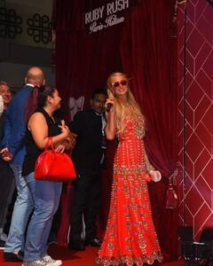 Paris Hilton Pics: इंडो वेस्टर्न ड्रेस में दिखा पेरिस हिल्टन का देसी लुक, तस्वीरें ऐसी जो कर देंगी मदहोश