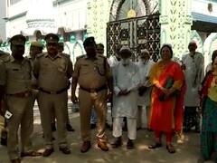 सीतापुर: सालों से दीवार बनाकर किया गया था अवैध कब्जा, प्रशासन ने बुलडोजर चलाकर जमीन की साफ