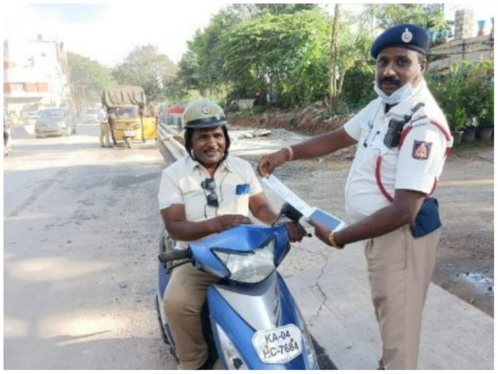 Traffic police of Bengalurur fined another policeman for wearing a half helmet पुलिसवाले ने काटा पुलिसवाले का चालान, ये तो ऐतिहासिक है कहां देखने को मिलेगा