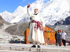 PM Modi in Kedarnath: पहाड़ी कपड़ों में बाबा केदार के दर पर पीएम मोदी, तस्वीरों में सिर पर नजर आई हिमाचली टोपी