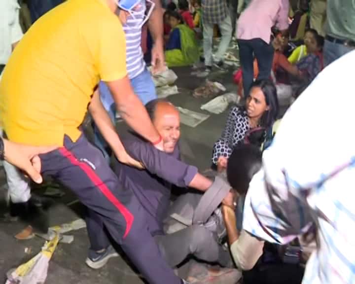 TET মধ্যরাতে পুলিশি অভিযানে ভাঙল চাকরিপ্রার্থীদের অনশন, আজ রাজ্যজুড়ে আন্দোলনে বিরোধীরা The hunger strike of the job seekers was broken in the midnight police operation, today the opposition is protesting across the state TET মধ্যরাতে পুলিশি অভিযানে ভাঙল চাকরিপ্রার্থীদের অনশন, আজ রাজ্যজুড়ে আন্দোলনে বিরোধীরা