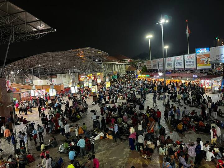 अनेकांना दिवाळीसाठी घर गाठण्याची आस लागली आहे.