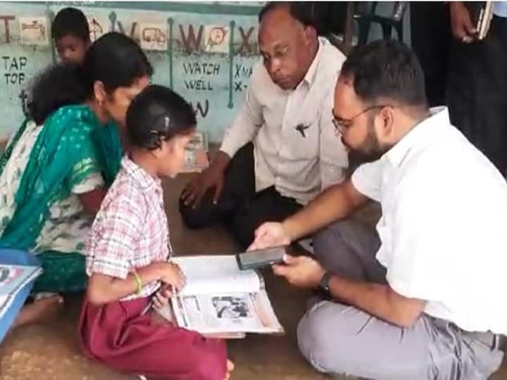 Mahabubabad  Collector Shashanka Examined The Implementation of Tholimettu App Registration Komatlagudem Primary School Mahabubabad  Collector: నేలపై కూర్చొని ఉపాధ్యాయుడిగా మారిన జిల్లా కలెక్టర్, ఎందుకంటే?