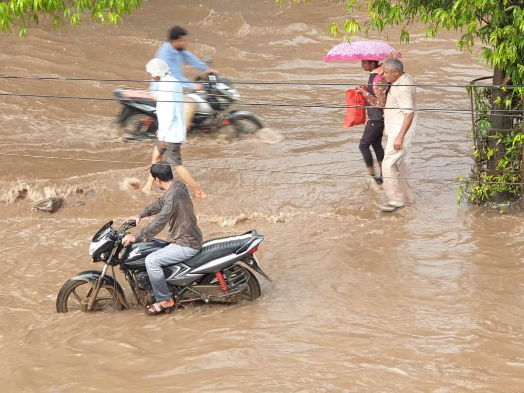 Rain Update : राज्यभर मुसळधार पाऊस, परभणीत शेतीचे मोठे नुकसान, बीडमध्ये दुकानात पाणी 