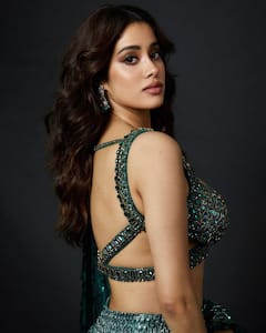 Janhvi Kapoor Pics: कभी इठलाती, कभी बलखाती, क्या आपने देखीं ग्रीन लहंगे में जाह्नवी कपूर की दिवाली बैश की ये तस्वीरें?
