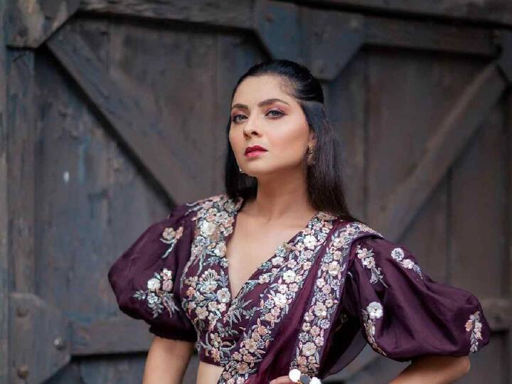 Sonalee Kulkarni Latest Photos : मराठी चित्रपटसृष्टीतील प्रसिद्ध अभिनेत्री सोनाली कुलकर्णी (Sonalee Kulkarni) ही सोशल मीडियावर तिच्या वेगवेगळ्या लूकमधील फोटो शेअर करत असते.