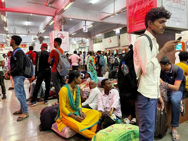 यंदा दिवाळी पूर्वी अनेक मार्गावरच्या गाडी बंद असल्याने प्रवाशांचं नियोजन खोळंबलं होतं त्यामुळे दिवाळीच्या एक दिवसांपूर्वी स्टेशनवर मोठ्या प्रमाणात प्रवाशांनी गर्दी केली आहे.