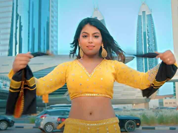 Bhojpuri Song: पीले लहंगे पर 'काला गमछिया' ओढ़े Mahi Srivastava ने दिखाया ठेठ अंदाज, देखें वीडियो