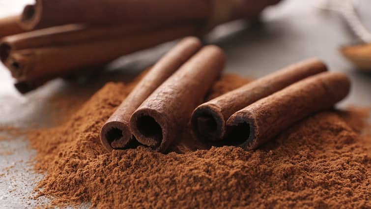 how to use cinnamon in winter diy home remedies to prevent cold and cough Cinnamon Use In Winter : सर्दी, कफच्या समस्येपासून सुटका हवीय? हिवाळ्यात 'असा' करा दालचिनीचा वापर
